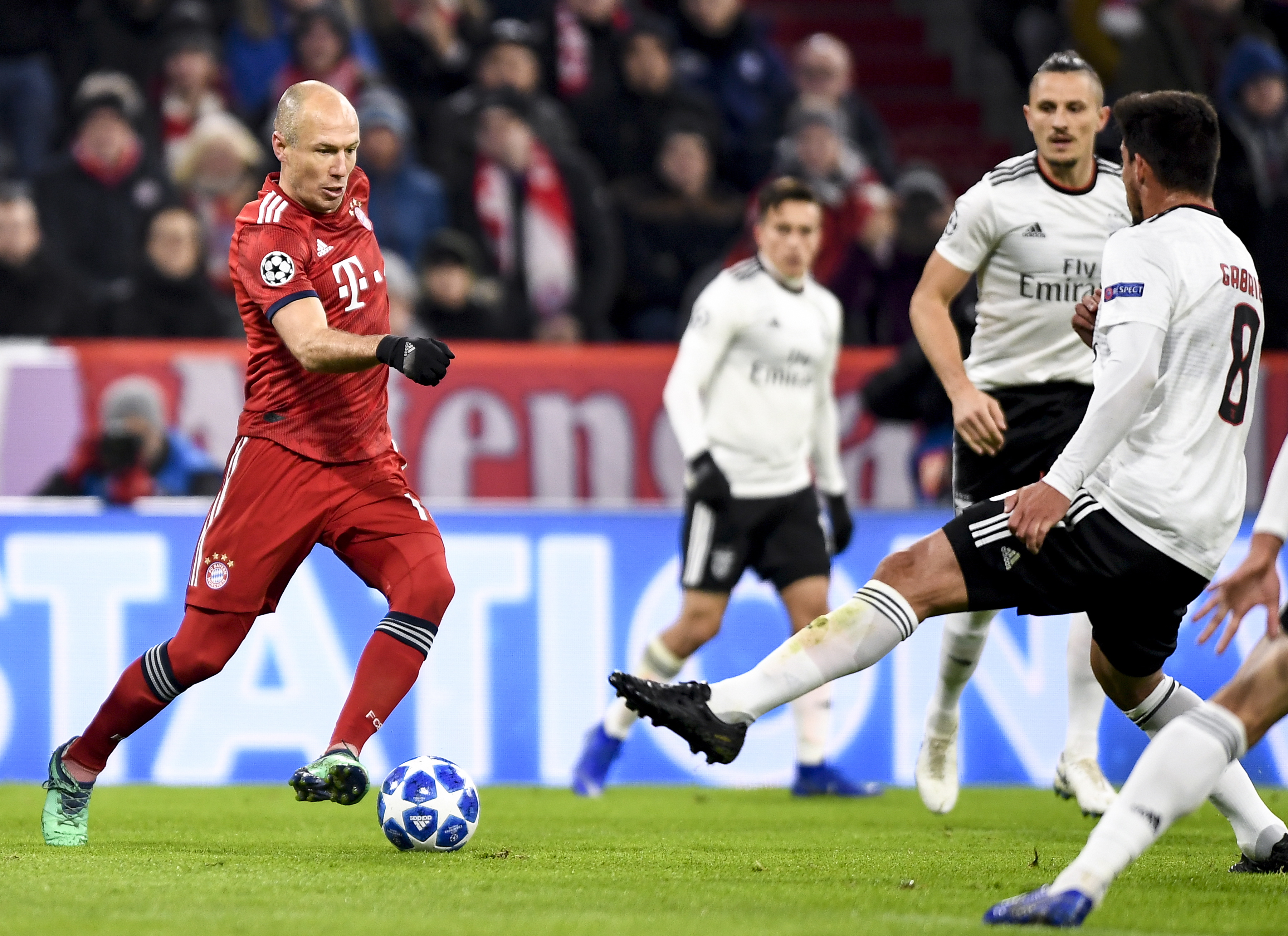 塞萨尔：齐沃为什么要换下博尼和泽林斯基？他俩明明表现最好（塞萨尔质疑齐沃换人决定：为何撤下表现最好的博尼和泽林斯基？）