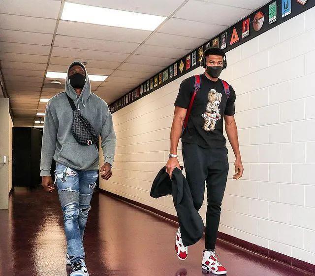 父亲：圣地亚哥从未讨论过离开的可能性，他在米兰很开心（父亲称：圣地亚哥未曾谈过离队，他在米兰很开心）