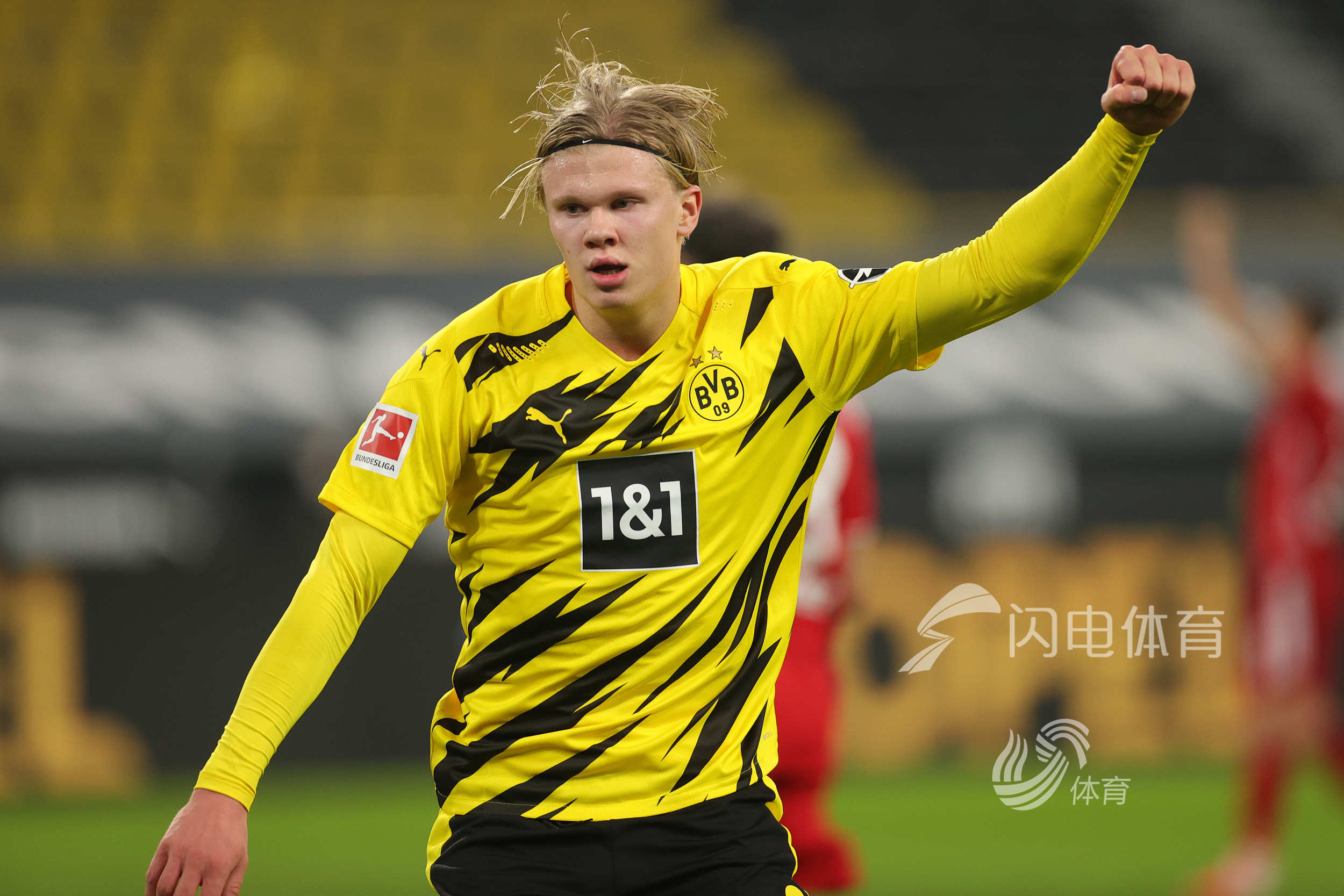 完成英格兰成年代表队首秀，夸安萨获赠纪念帽